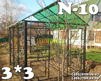 Металлическая беседки из поликарбоната с двухскатной зеленой кровлей.