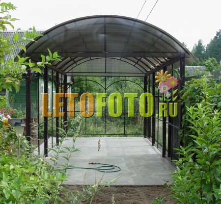 Навес из поликарбоната - усиленная конструкция.