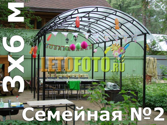 Беседка-навес из металла и поликарбоната для семейного отдыха на даче. Беседка-навес из металла и поликарбоната для семейного отдыха на даче.
