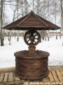 Колодец для дачи с красивой шестигранной крышей из дерева. Колодец для дачи с красивой шестигранной крышей из дерева.