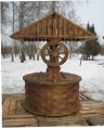 Колодец из дерева с двухскатной крышей. Колодец из дерева с двухскатной крышей.