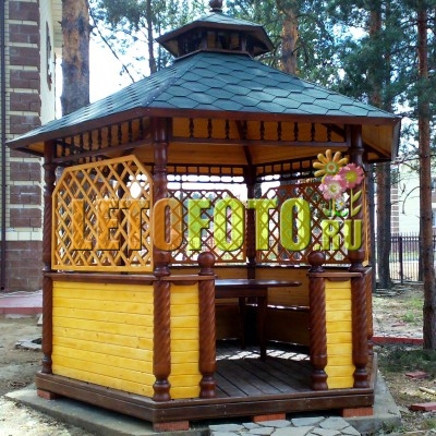 Большая деревянная беседка в русском стиле. Двойная кровля, резьба по дереву.